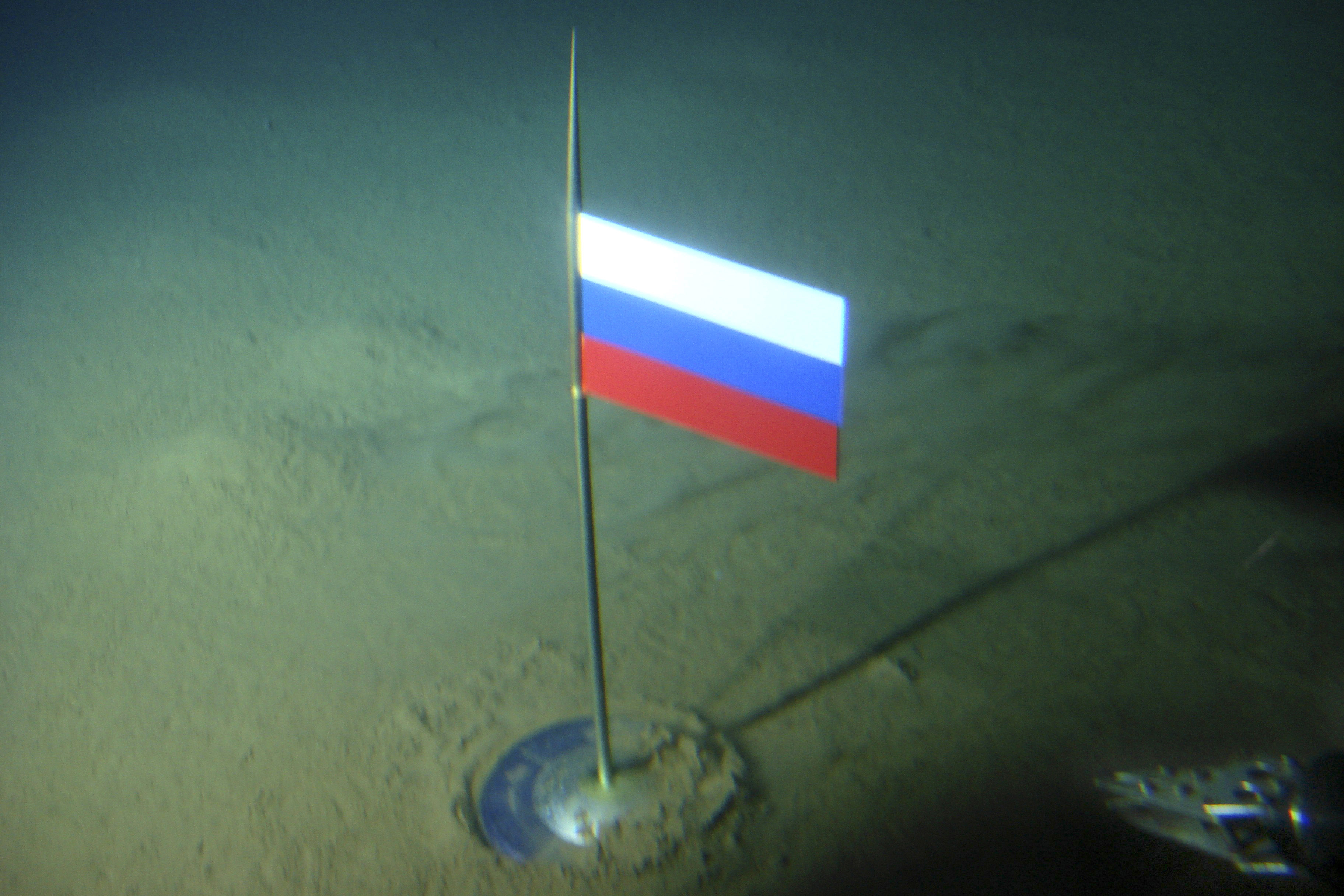 En titan-kapsel med det russiske flagget ble plantet p&aring; bunnen under Nordpolen torsdag 2. August 2007. 