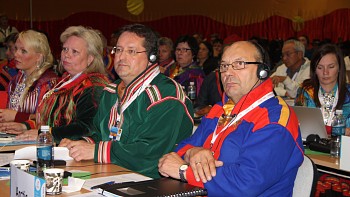 Laila Susanne vars, Vibeke Larsen, John Bernhard Henriksen og Egil Olli - John Bernhard Henriksen forteller til NRK at Altadokumentet n&aring; er et offisielt FN-dokument. (Bildet er fra Alta-konferansen, fra venstre: Laila Susanne Vars, Vibeke Larsen, John bernhard Henriksen, og Egil Olli.) - Foto: &Aring;se Pulk / NRK