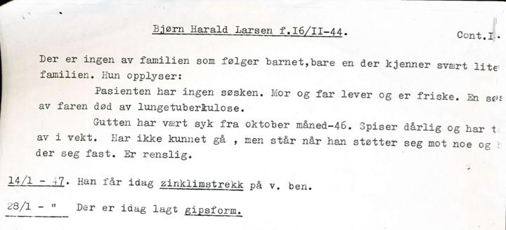Fremme i Troms&oslash; blir Bj&oslash;rn Harald Larsen skrevet inn p&aring; Kysthospitalet, et spesialsykehus for beintuberkulose. Overlegen noterer f&oslash;lgende i journalen &rdquo;Der er ingen av familien som f&oslash;lger barnet, bare en der kjenner sv&aelig;rt lite til familien. Hun opplyser: Pasienten har ingen s&oslash;sken. Mor og far lever og er friske&rdquo;.