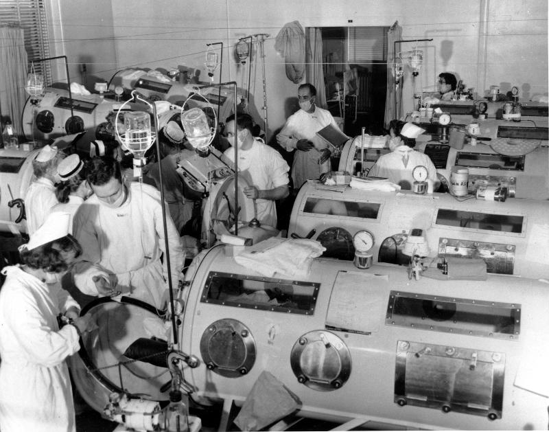 Jernlunger var en slags respirator som hjalp pasientene &aring; puste.&nbsp;Dette bildet er tatt p&aring; Haynes Memorial Hospital i Boston i 1955. 