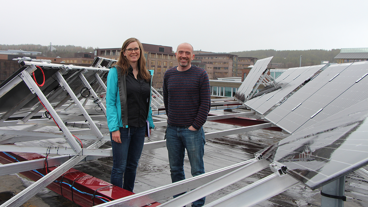 &ndash; Ettersom dette er et forskningssystem er de installert med litt forskjellig orientering (helning) slik at vi skal kunne studere energiutbytte i forskjellige situasjoner. De er ogs&aring; mulig &aring; endre vinkel p&aring; mange av dem, sier Clara Good. Foto: Mathilde Tors&oslash;e