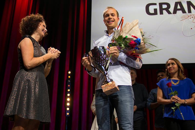 NUMMER EN: Torbj&oslash;rn &Oslash;ygard Skodvin fra Rognan i Nordand vant Forsker Grand Prix i Trondheim l&oslash;rdag. Et gavekort p&aring; 20.000 kroner fulgte ogs&aring; med seieren. Til venstre konferansier Nadia Hasnaoui. 