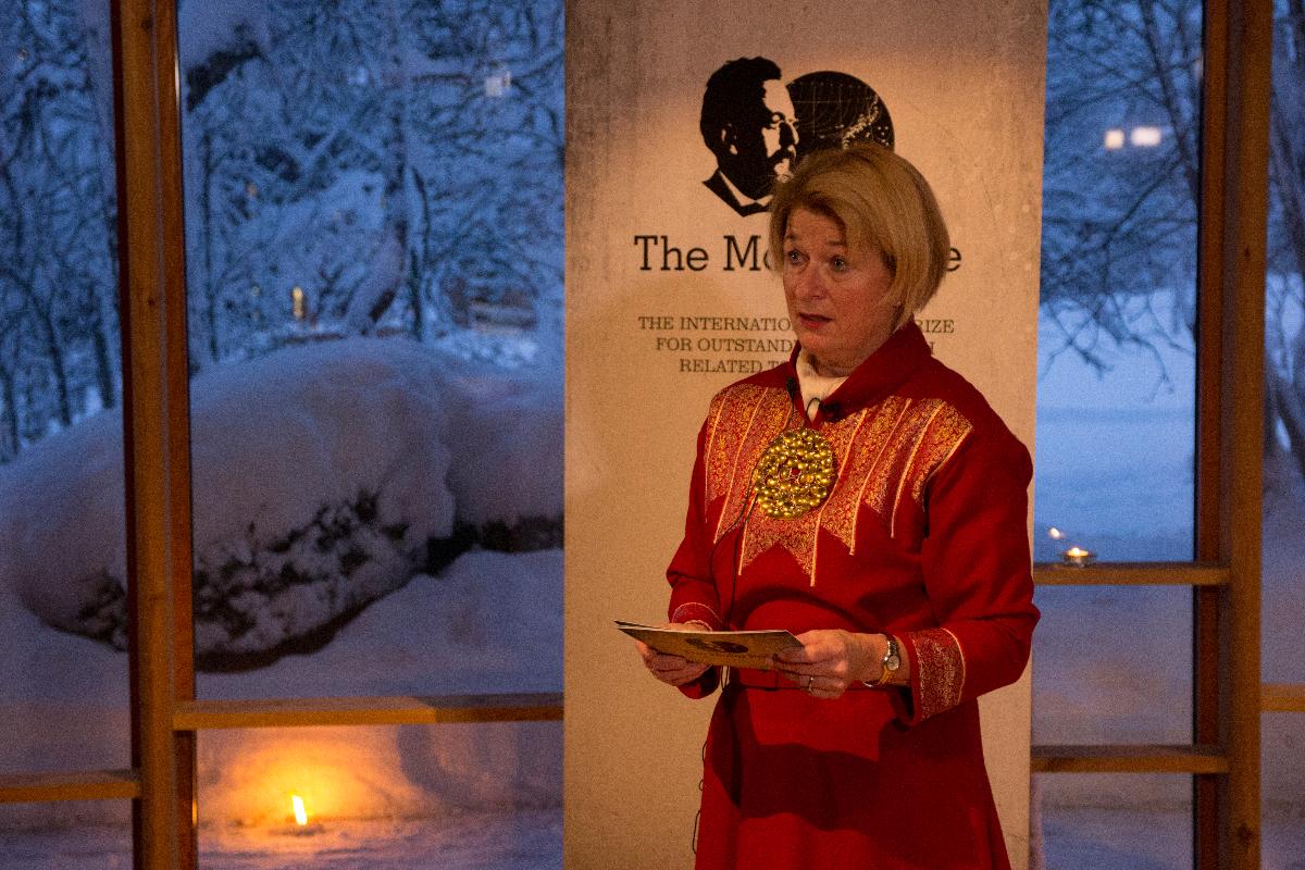 Anne Husebekk i kofte holder tale