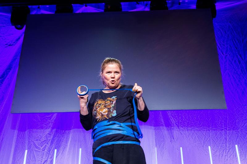 Kristina Junttila Valkoinen p&aring; scenen under finalen av Forsker Grand Prix