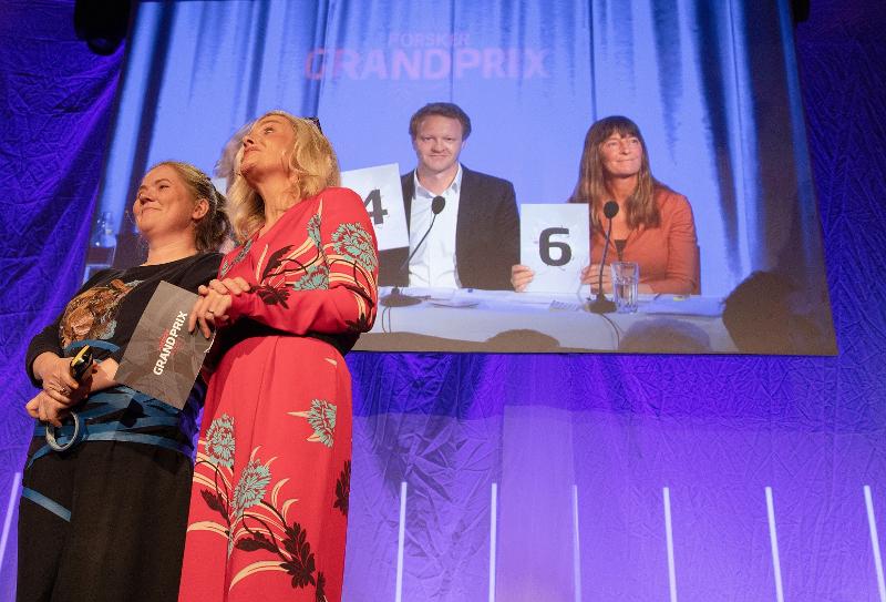 Kristina Junttila Valkoinen og Solveig Kloppen p&aring; scenen