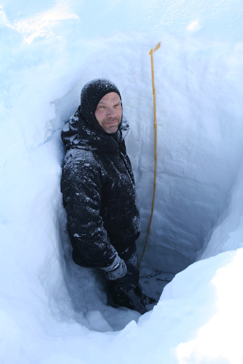Nigel Yoccoz i sn&oslash; p&aring; feltarbeid