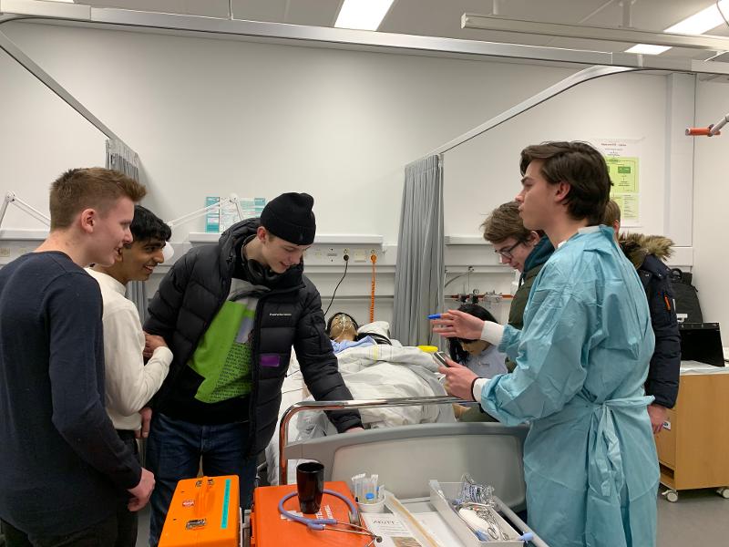 Sykepleie.jpg elever besøker helsefag på uit