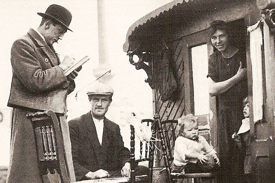 Folketelling 1925, mann noterer og familie p&aring; fire blir telt