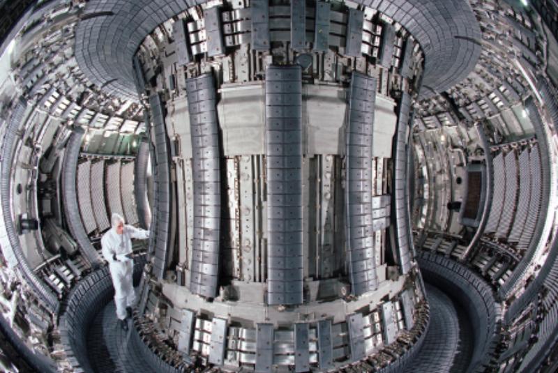 Innsiden av verdens st&oslash;rste fusjonseksperiment Joint European Torus i England. Plasmaet sperres inne av sterke magnetfelt inni et smulteringformet kammer.
