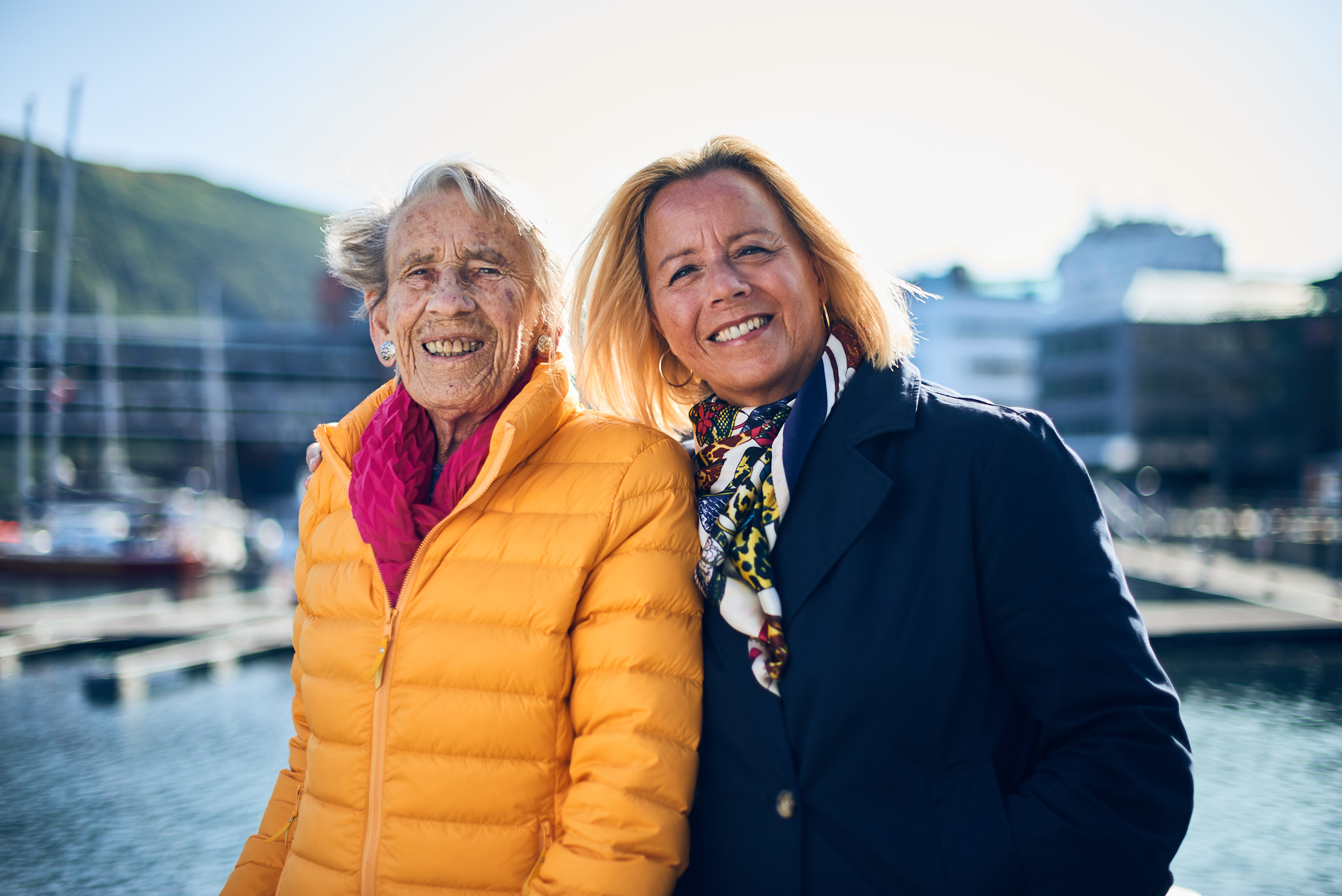 Foto.edvard.kristiansen.jpg To smilende kvinner nede ved havet