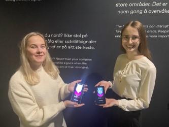 Kristine Ettestad og Ingeborg Fr&oslash;ystein viser fram appen 