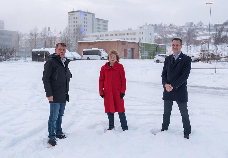 20201121-DSC01812.jpg Tromsøs ordfører Gunnar Wilhelmsen (t.v.), rektor Anne Husebekk og universitetsdirektør Jørgen Fossland på den nye museumstomta i Tromsø sentrum.