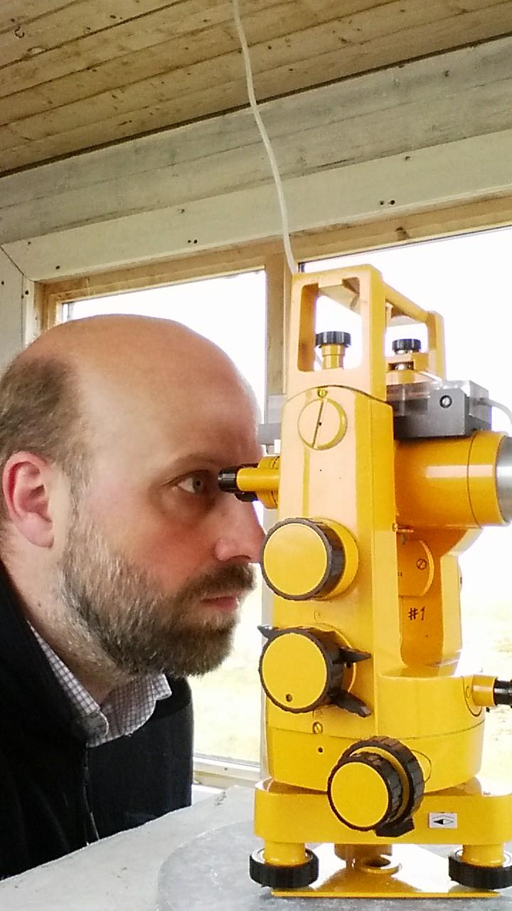 Magnar Gullikstad Johnsen gj&oslash;r en absoluttm&aring;ling p&aring; Bj&oslash;rn&oslash;ya med en landm&aring;lingskikkert. Absoluttm&aring;lingene brukes til &aring; kalibrere magnetometerne forskerne har, slik at de ogs&aring; gir riktige verdier av magnetfeltet