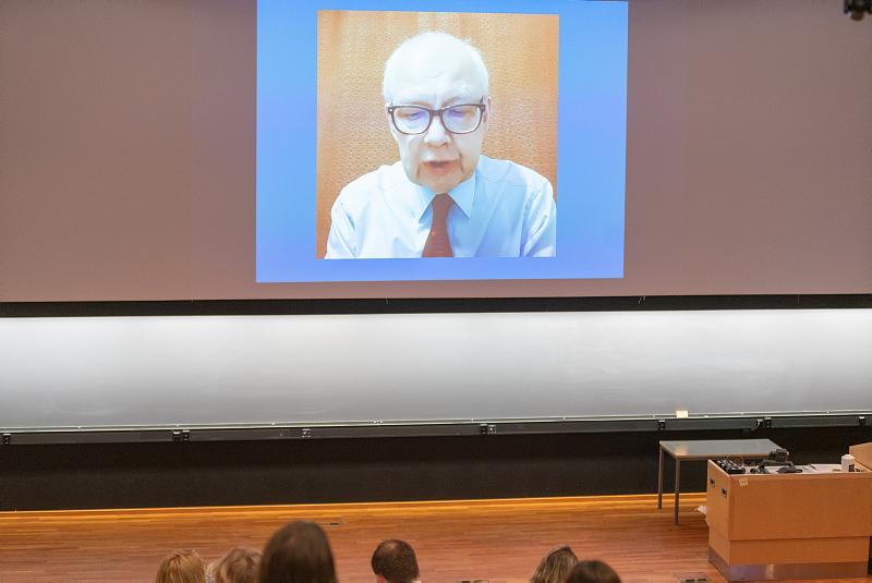 Alexey Komarov fikk prisen overrakt via str&oslash;mming og sendte videohilsen der han takket kollegene ved UiT. 