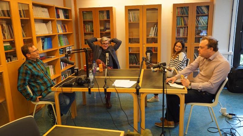 Gjennom prosjektet har forskerne laget flere podkaster, som ledes av tidligere journalist Svein Harald Lian (t.v.). Her er det Marcus Buck, Unn-Doris B&aelig;ck og Jonas Stein som blir intervjuet.  
