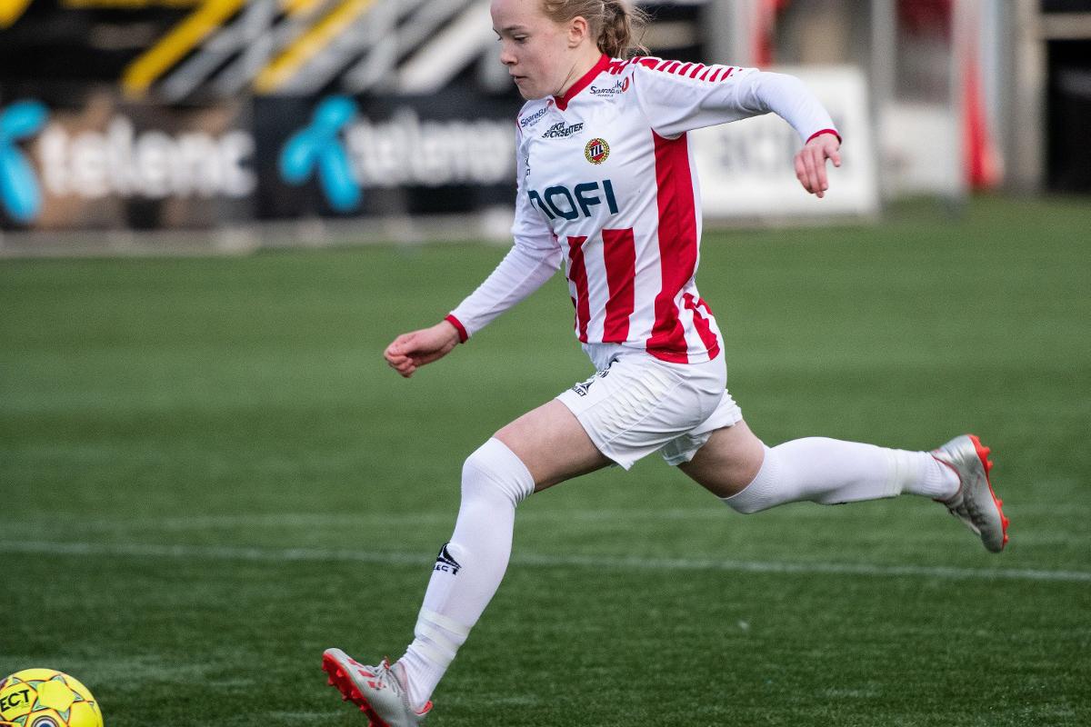jente som spiller fotball