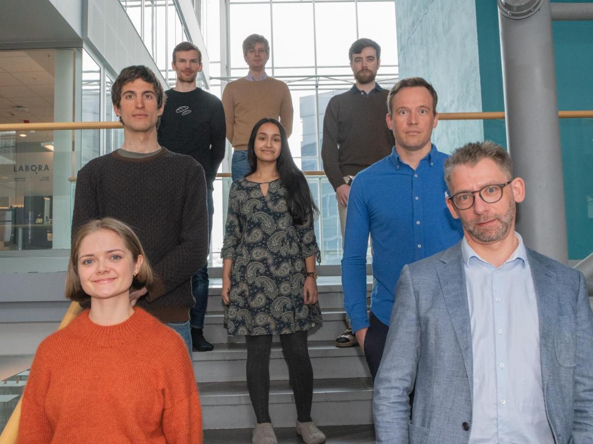 Gjengen ved DYNAMO som jobber med fusjonsenergi: Eirik Rolland Enger (bak t.v.), Gregor Decristoforo, Audun Theodorsen,  Juan Manuel Losada, Sajidah Ahmed, Martin Rypdal, Aurora Helgeland og Odd Erik Garcia. 