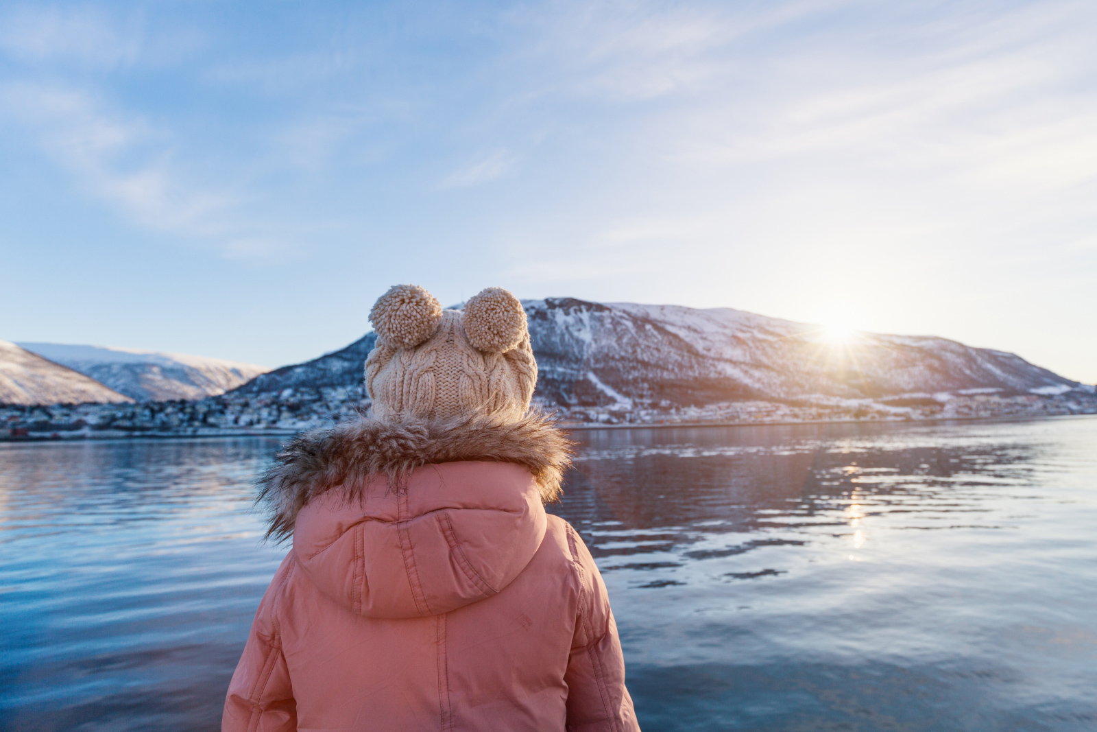 Jente som ser utover havet
