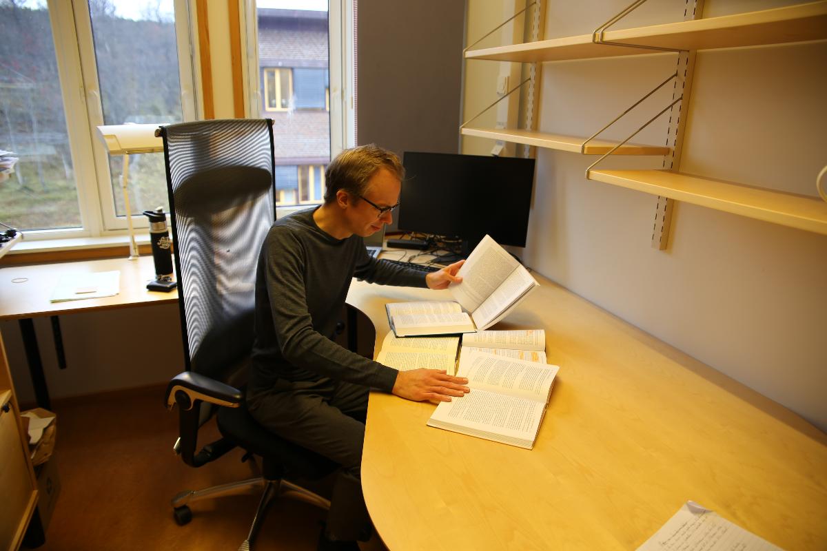 Sondre Torp Helmersen later som om han leser 6 forskjellige b&oslash;ker p&aring; en gang. 