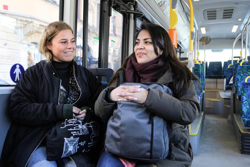 To kvinner p&aring; en buss