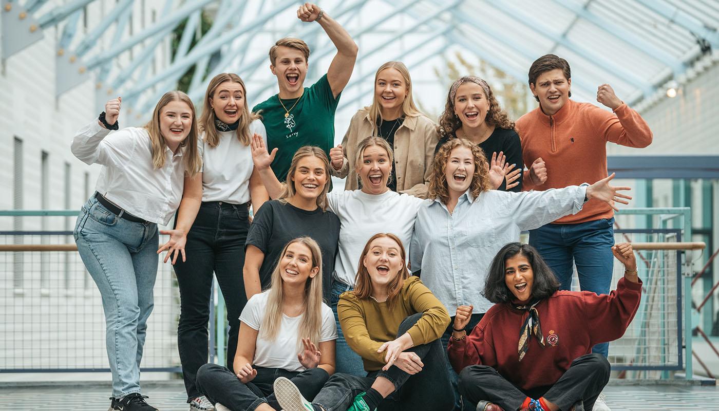 Gruppebilde av muntre studenter.