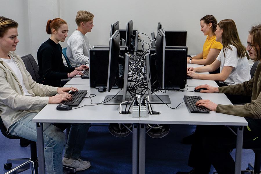 Studenter p&aring; lesesal