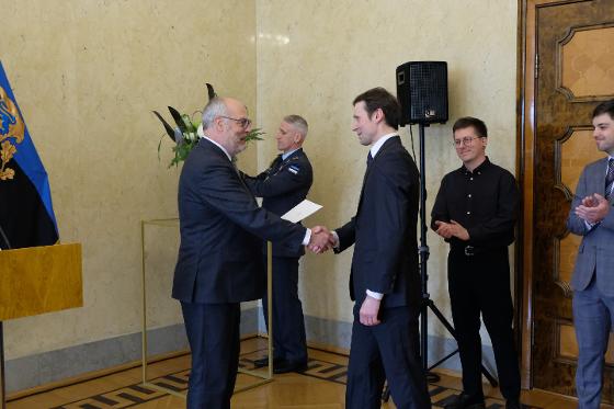 Alexander Lott f&aring;r pris fra den estiske presidenten.JPG