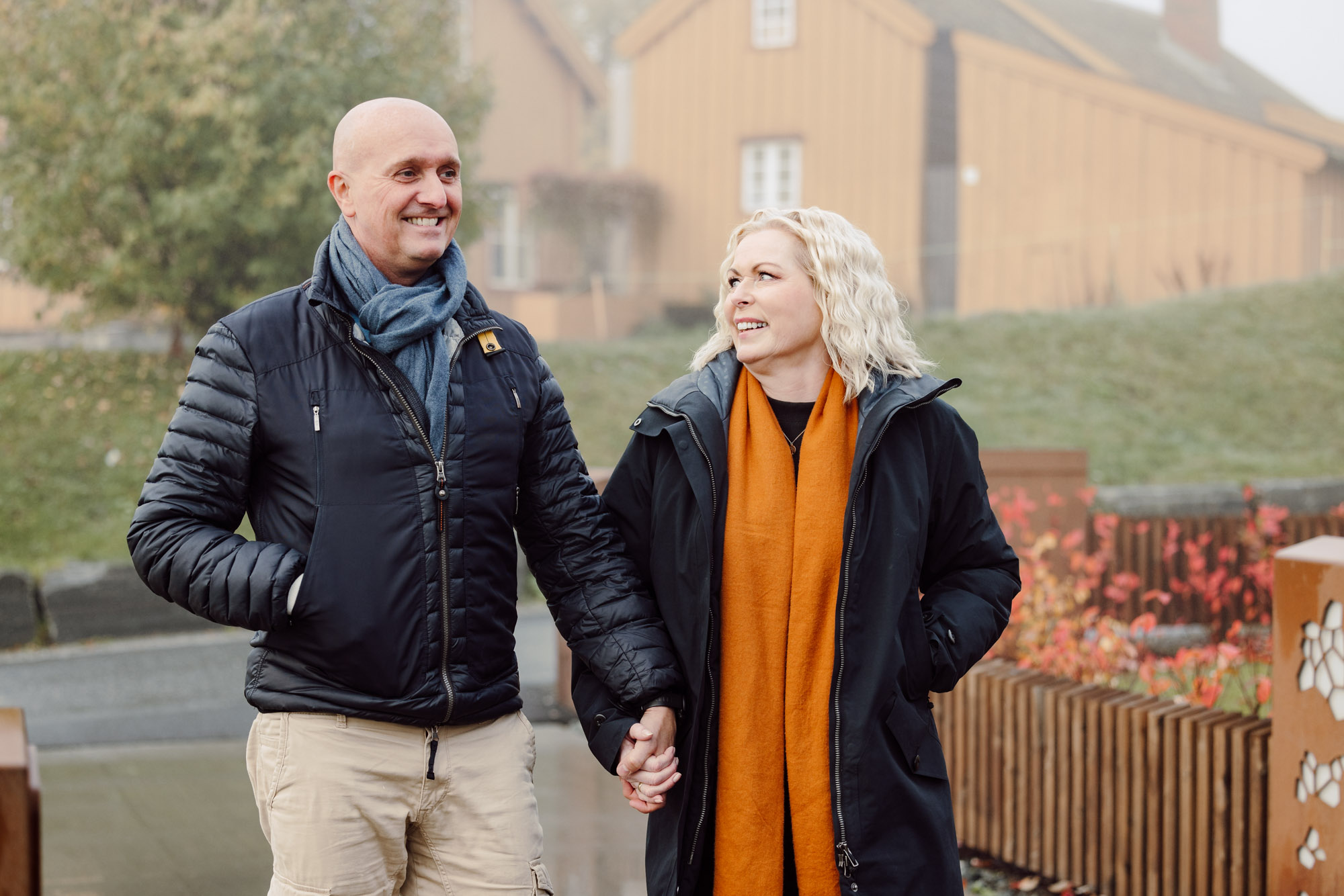 Mann og kvinne g&aring;r tur og holder hender. Foto