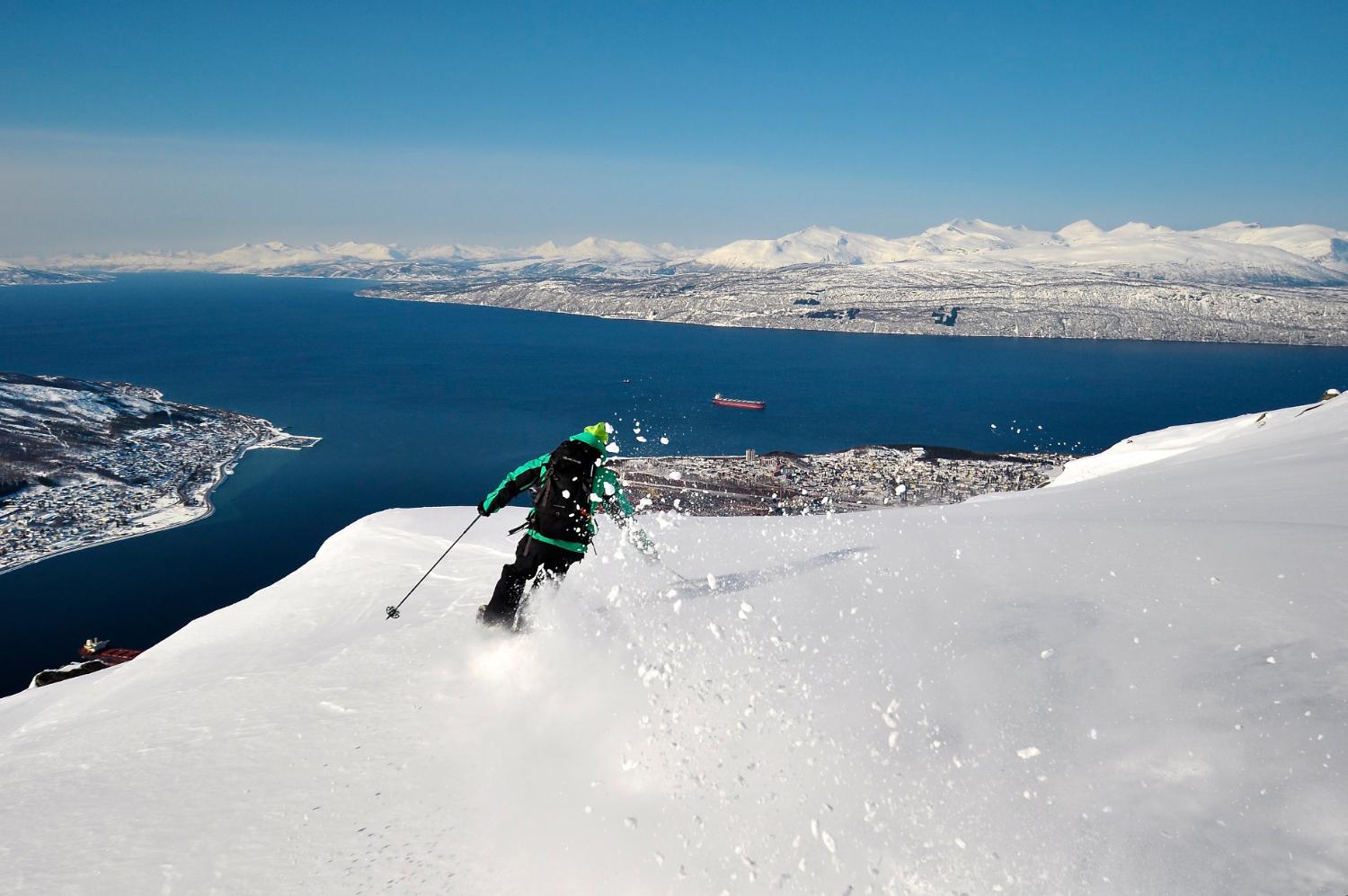 Frikj&oslash;ring p&aring; ski i Fagernesfjellet i Narvik.