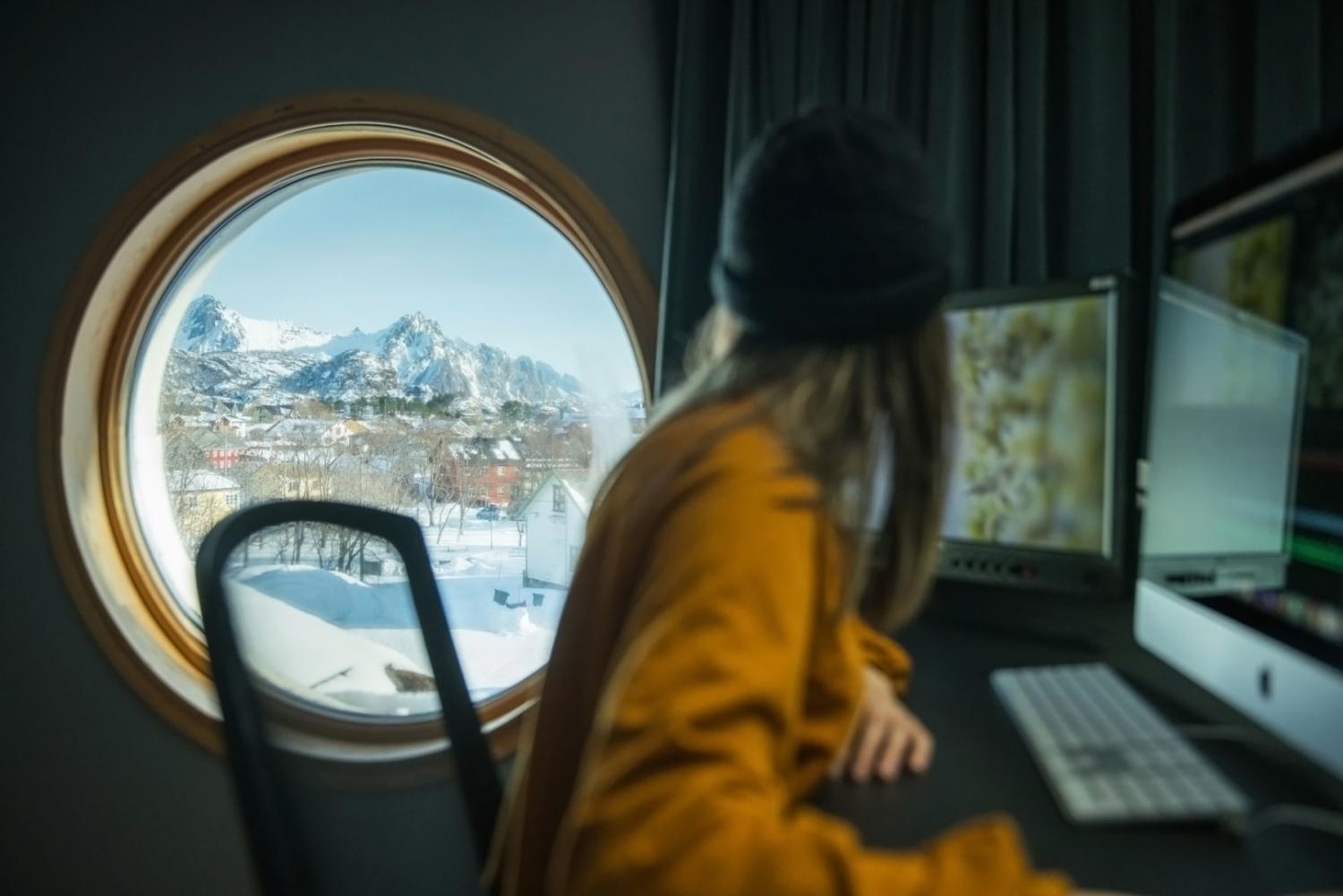 Student som ser ut et vindu i klipperommet ved filmkunstskolen i Kabelv&aring;g.