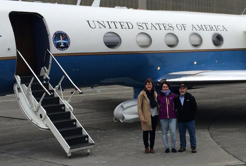 Tre menneske foran eit lite jetfly. P&aring; flyet st&aring;r det United States of America.