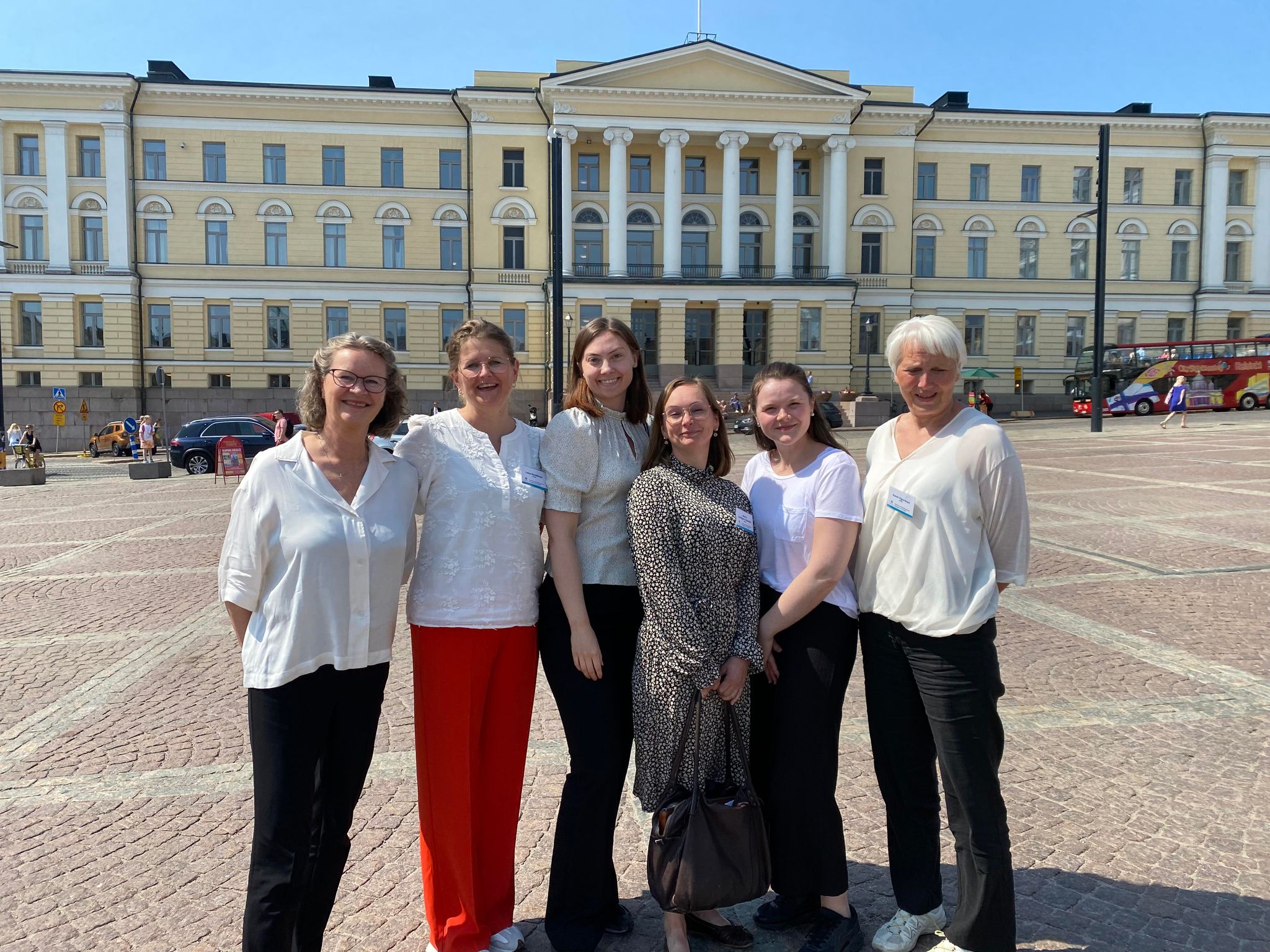 Fredrikke Fjellberg Molden&aelig;s, Marie Lindsj&oslash;rn Nordvik, Magnhild Haugen, Randi Sigurdsen, Lena Bendiksen og Trude Haugli poserer smilende sammen.  