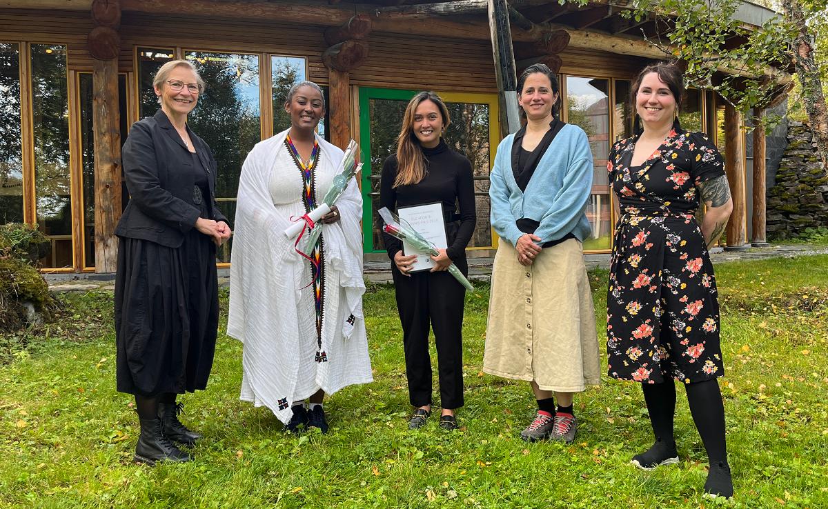 PRIS: Jury med prisvinnere. 