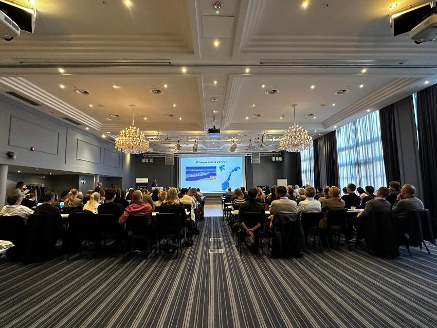 Bilde av deltakerne p&aring; konferansen, mens de n&oslash;ye f&oslash;lger med p&aring; en presentasjon. 
