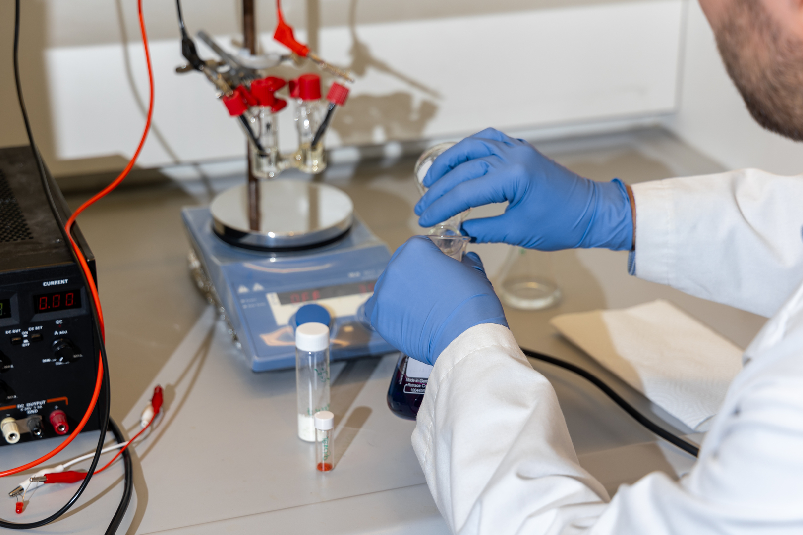 Forsker blander sammen ulike stoffer p&aring; lab