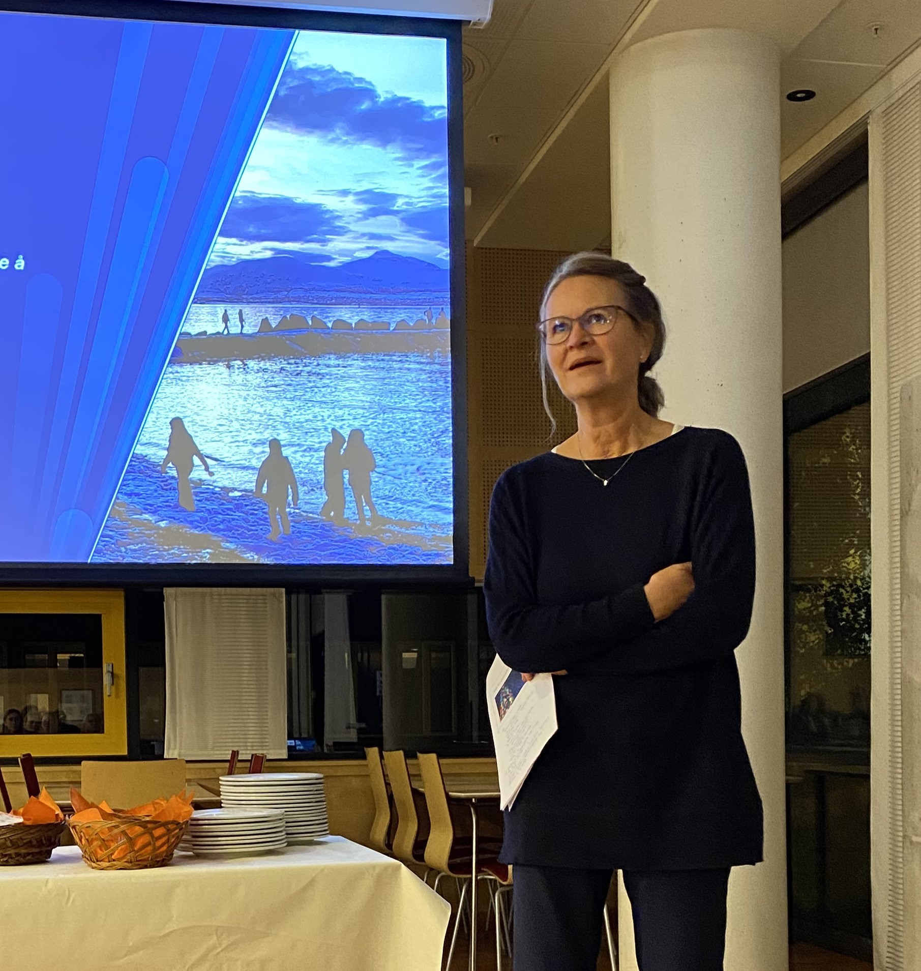Trude st&aring;r foran en skjerm.