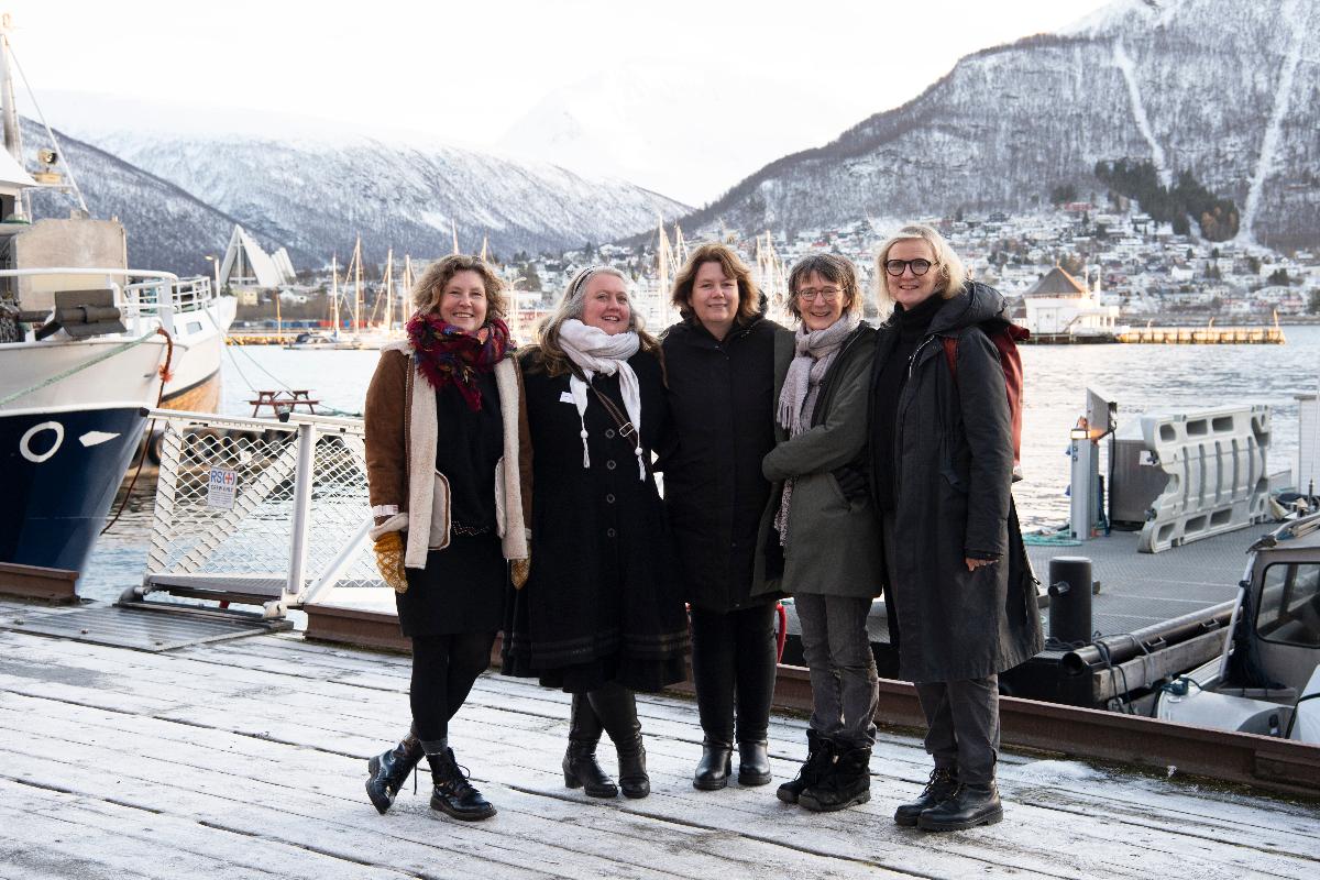 HEDER: Forskerne Tone Reiertsen (NINA), Brynhild Gran&aring;s, Ingeborg Solvang, Bente Sundsvold, Anniken F&oslash;rde fra UiT deltok p&aring; Norsk Bolig- og byplanforenings prisutdeling i Troms&oslash; 9. november. Da ble de ogs&aring; bedret. Foto: Ingunn Alette M&aelig;hlum. 