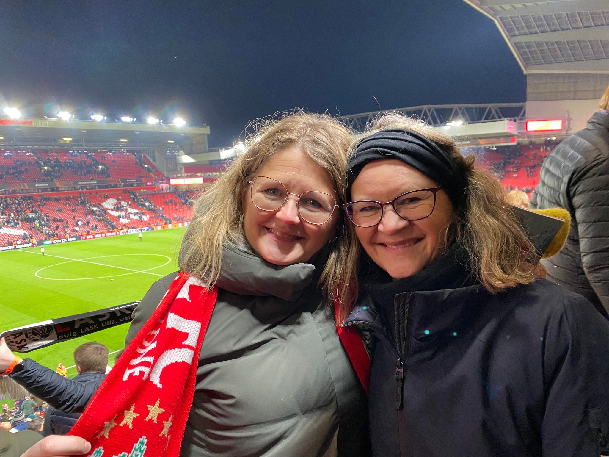 Bilde av Trude og Lena p&aring; Anfield. 