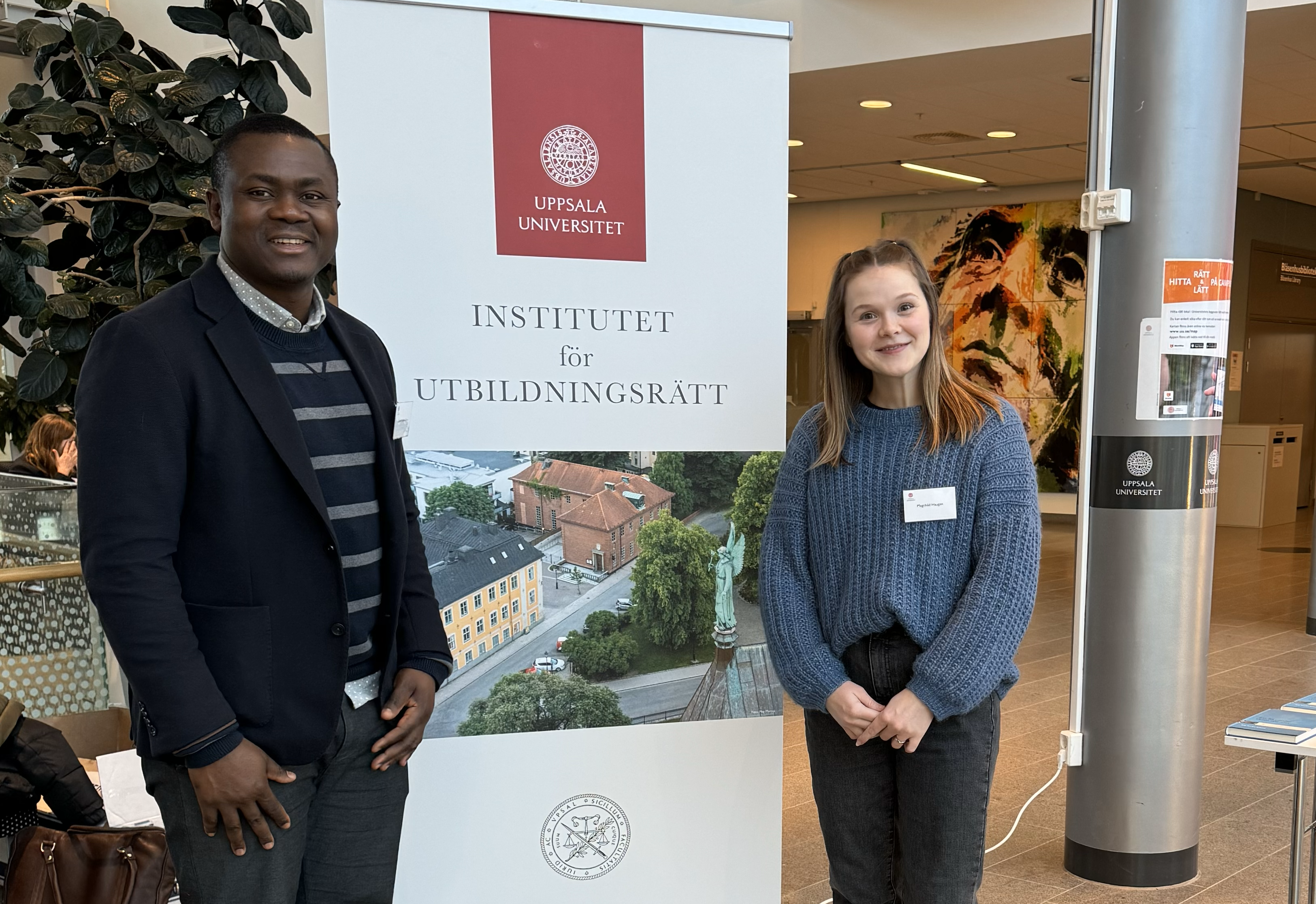Gilbert og Magnhild poserer foran en Uppsalarollup.