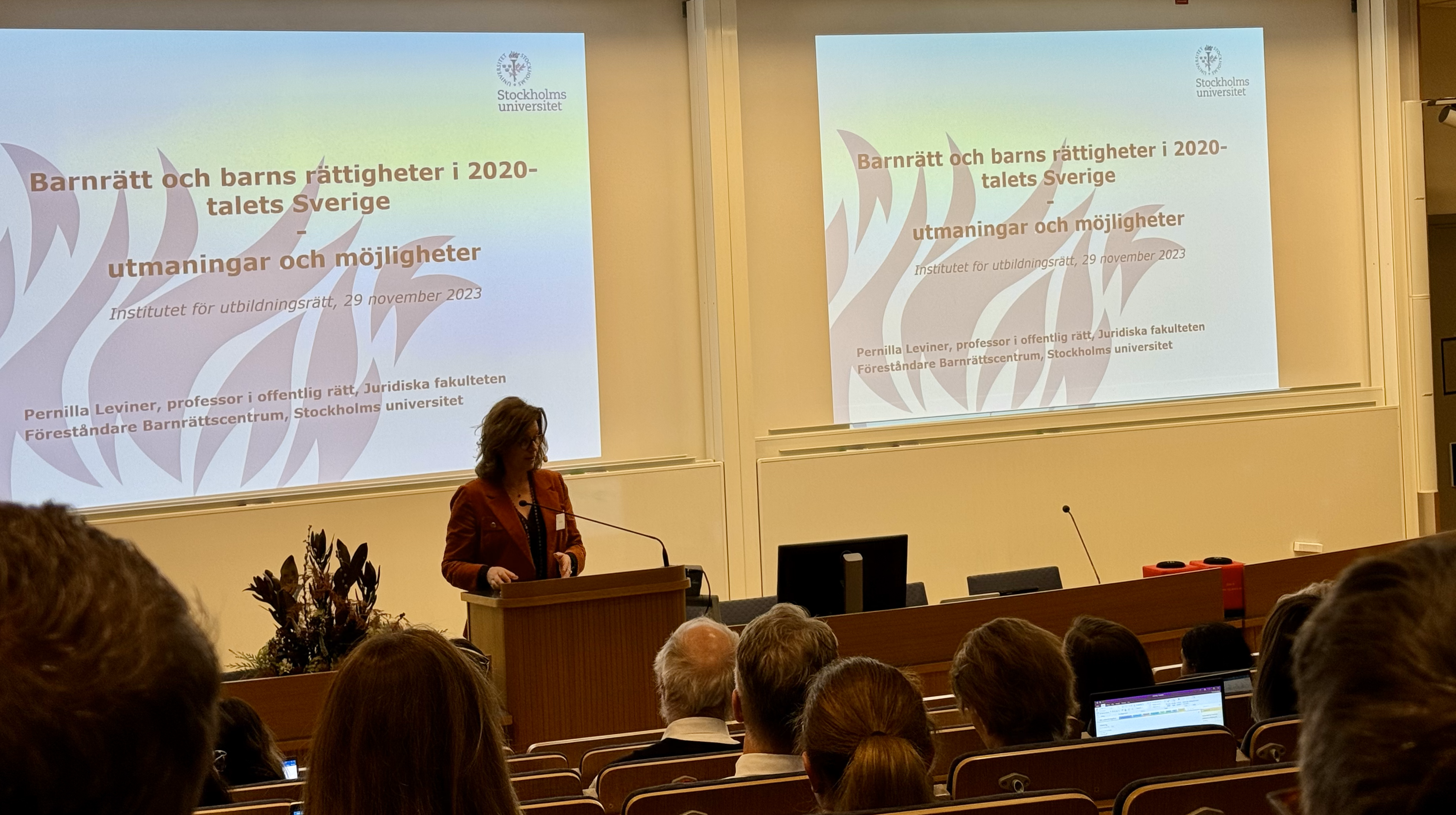 Pernilla holder foredrag hun har en powerpoint der det st&aring;r noe om barns rettigheter i 2020-tallets Sverige.