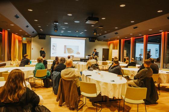 KristianLouisLofotkonferansen2024Photography-90.jpg Folk på konferansen, langbord.