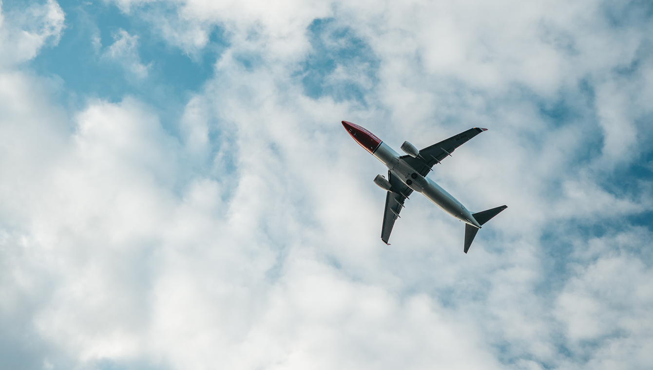Fly i lufta sett fra bakken. 