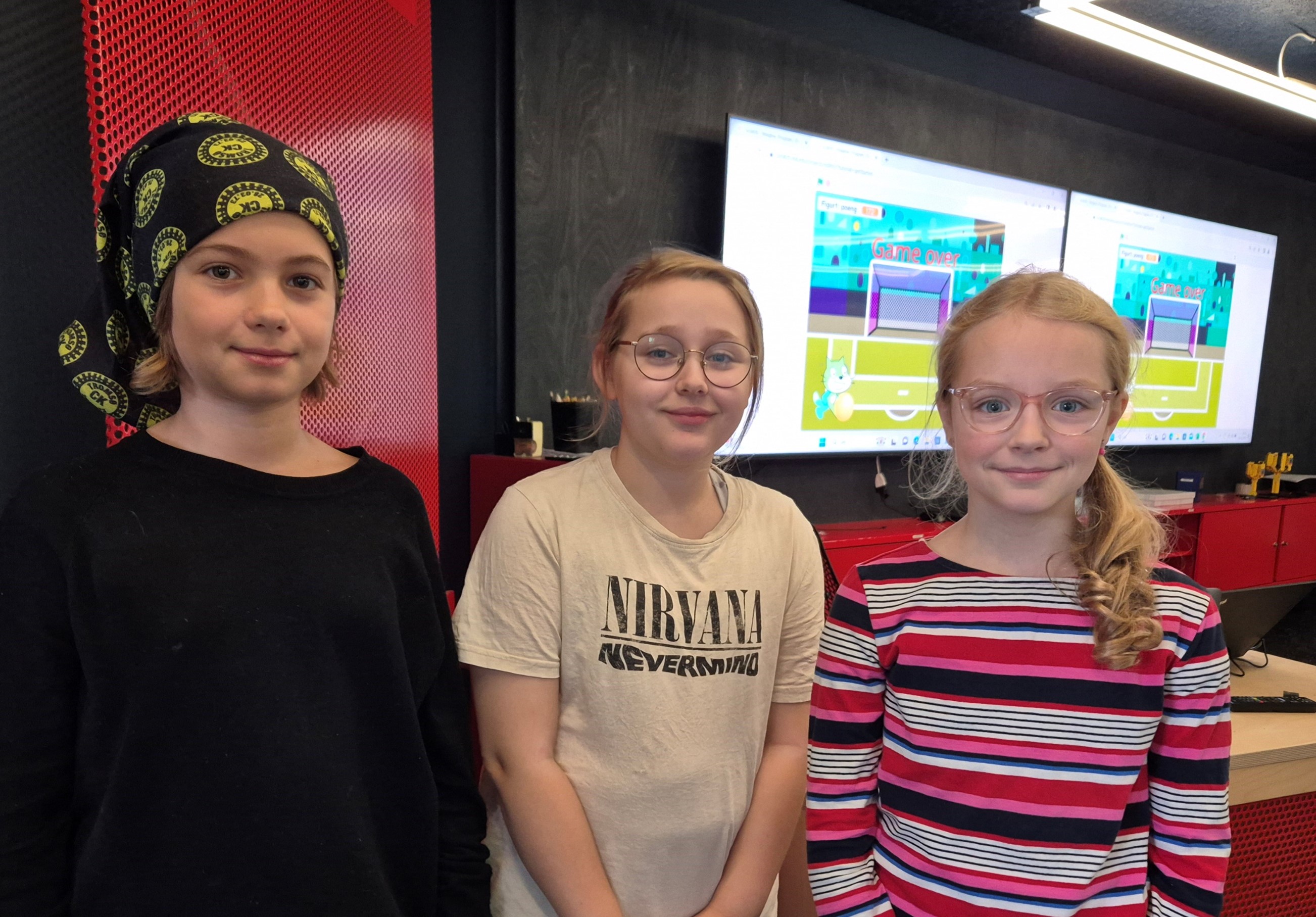 GirlTech24.jpg Tre jenter ser mot kamera og smiler.