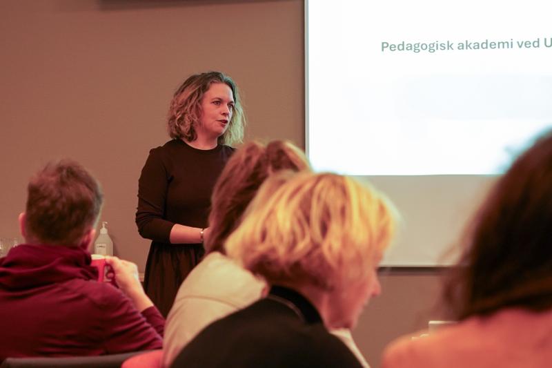 Kathrine_Tveiteras_UIT_26718_Foto_Kaja_Alexandra_Halvei_Larsen.jpg Kvinne foreleser i undervisningsrom.
