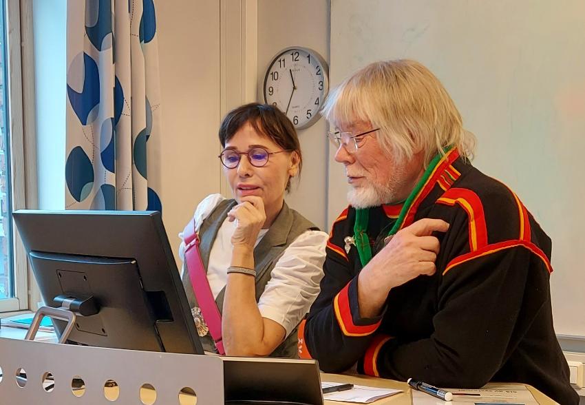 Tone Dinesen og Inge Svonny st&aring;r i et undervisningsrom og ser p&aring; en felles skjerm