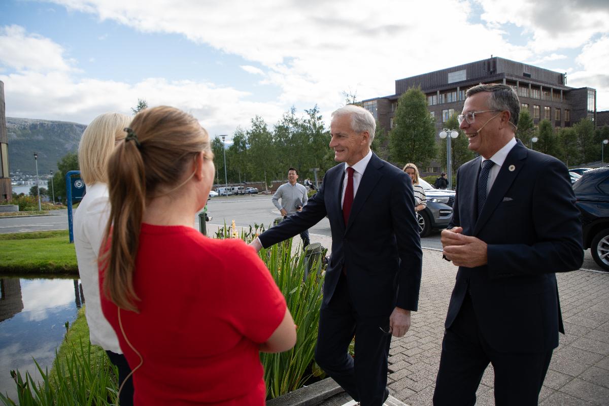 Cecilie-Myrseth-Sigrun-Aasland-Jonas-Gahr-Store-og-Dag-Rune-Olsen-06300-40429356-Foto_Jorn_Berger_Nyvoll.jpg Ministertungt: Statsministeren ankommer Norges Fiskerihøgskole og hilser på minister kollegene Sigrun Aasland og Cecilie Myrseth. Til høyre UiT-rektor Dag Rune Olsen.