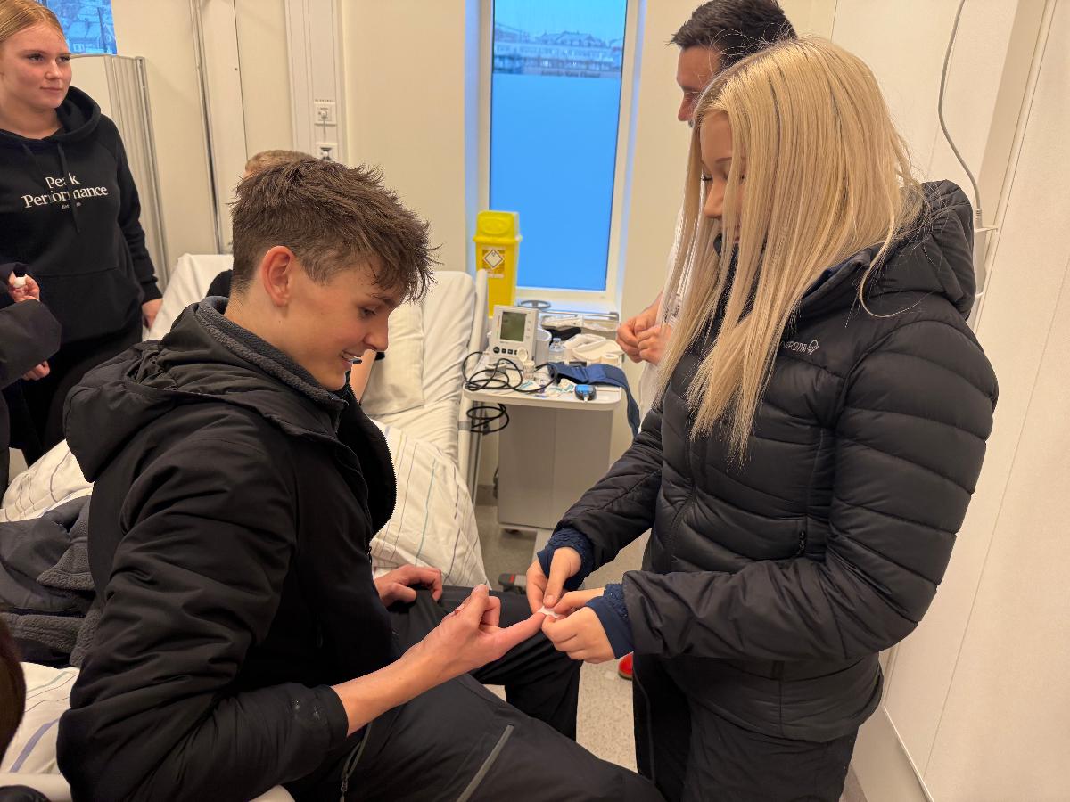 Aurora Louise Eriksen m&aring;ler blodsukkeret til Audun Rikstad R&oslash;nning. Begge fra Breilia skole i Hammerfest