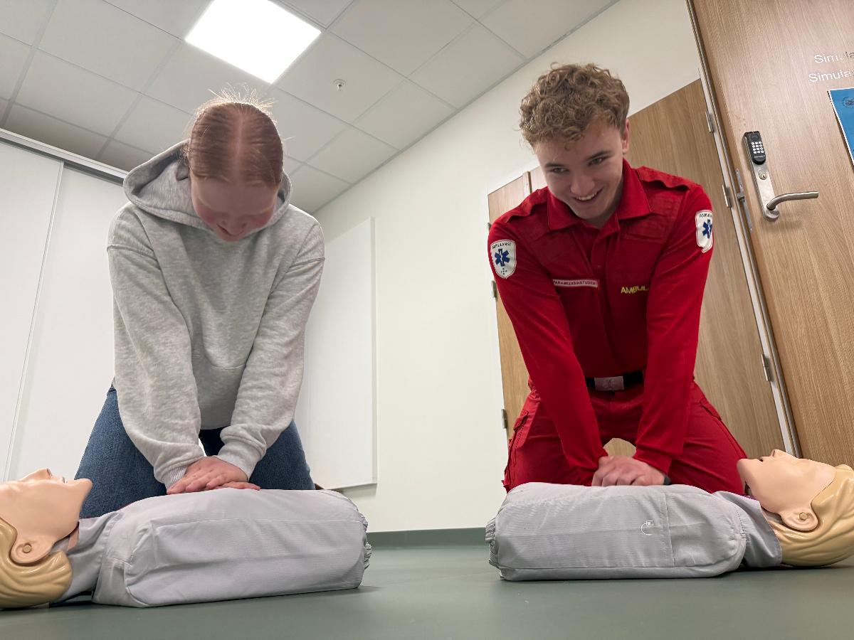 Paramedisinstudent Emil Haugli Endresen l&aelig;rer Wilma Hansen Mathisen hjerte- og lungeredning