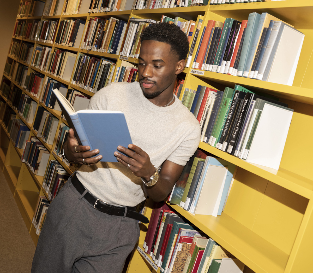 Student i bibliotek