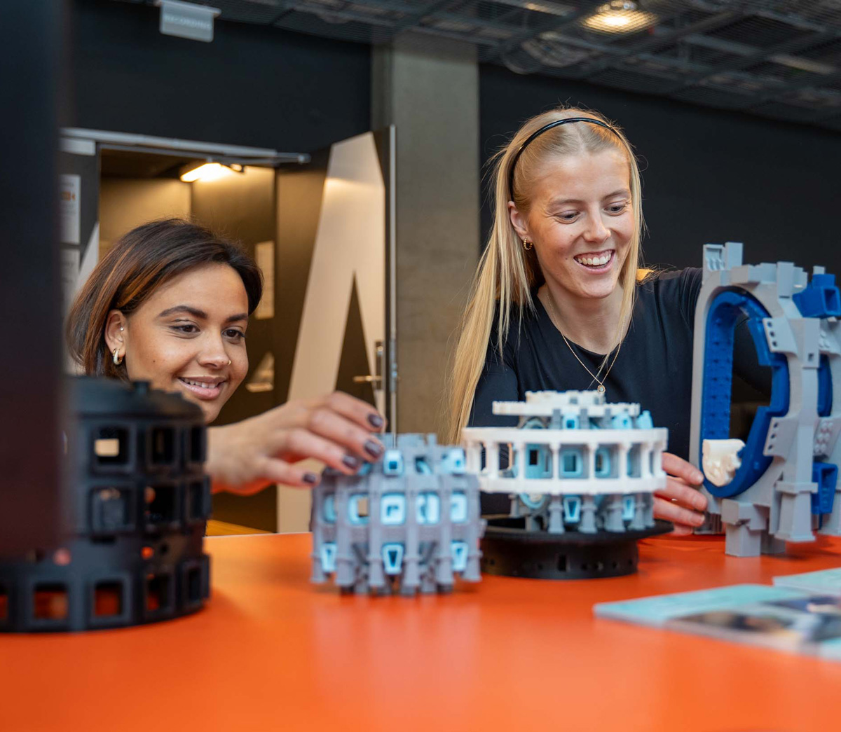 To studenter bygger avansert lego p&aring; en stand under &aring;pen dag p&aring; UiT.